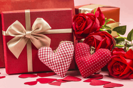 rosa-e-presente-presente-em-fundo-de-madeira-dia-dos-namorados.png